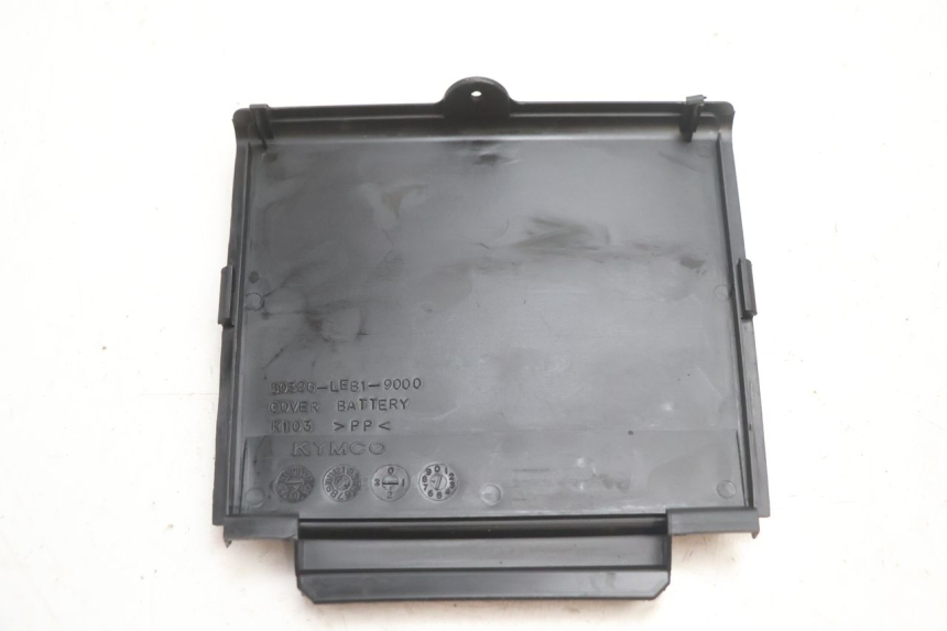 photo de TAPA BATERIA KYMCO MOVIE S 125 (2009 - 2018) - Detalles de los puntos de fijación
