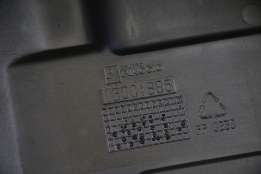 photo de TAPA BATERIA PIAGGIO MP3 HPE 350 (2018 - 2020) - Primer plano técnico