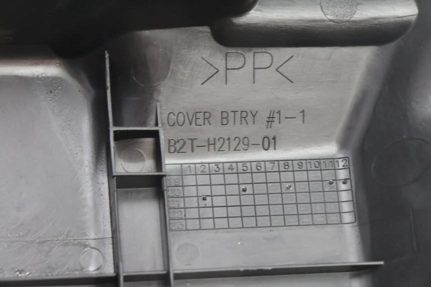 photo de TAPA BATERIA YAMAHA N-MAX NMAX 125 (2021 - 2024) - Primer plano técnico