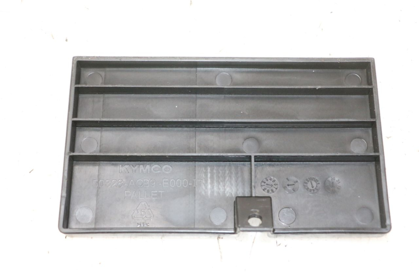 photo de TAPA BATERIA KYMCO LIKE 4T 50 (2019 - 2025) - Detalle de la pieza