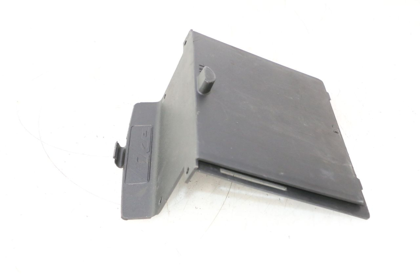 photo de TAPA BATERIA KYMCO LIKE 4T 50 (2019 - 2025) - Primer plano técnico