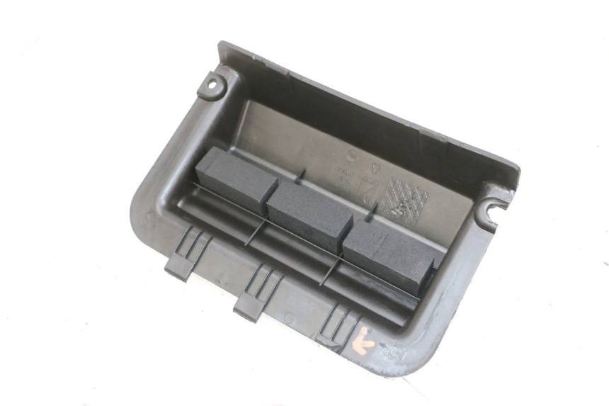 photo de TAPA DE BATERÍA PIAGGIO NEW TYPHOON 50 (2018 - 2021) - Zoom estado de uso