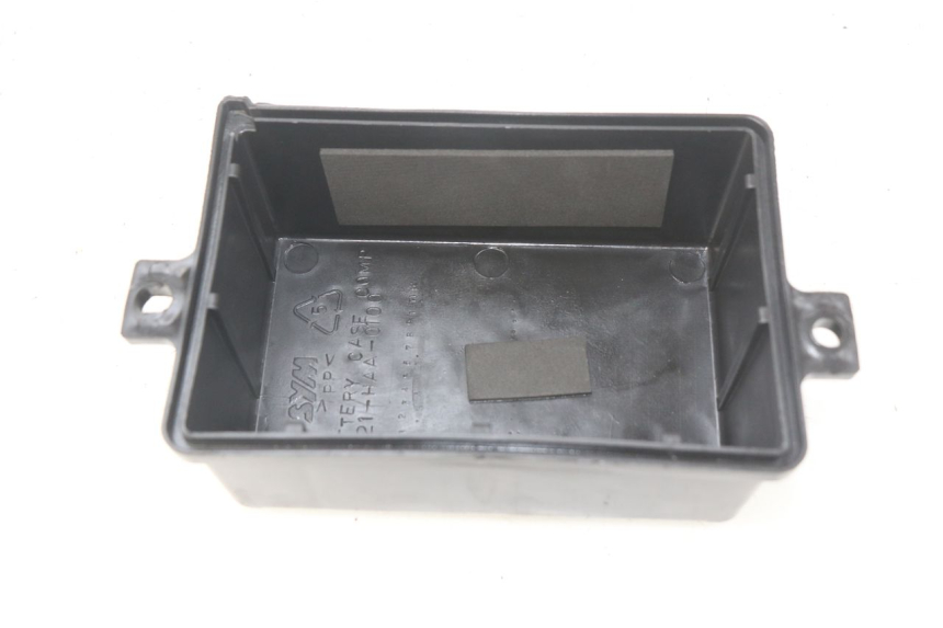 photo de TAPA DE LA BATERíA SYM ORBIT III 3 4T 50 (2018 - 2021) - Detalle de la pieza