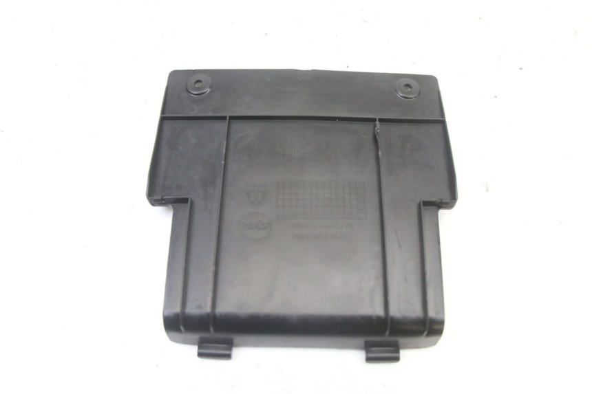 photo de TAPA BATERIA SYM ORBIT III 3 4T 50 (2021 - 2025) - Otra perspectiva