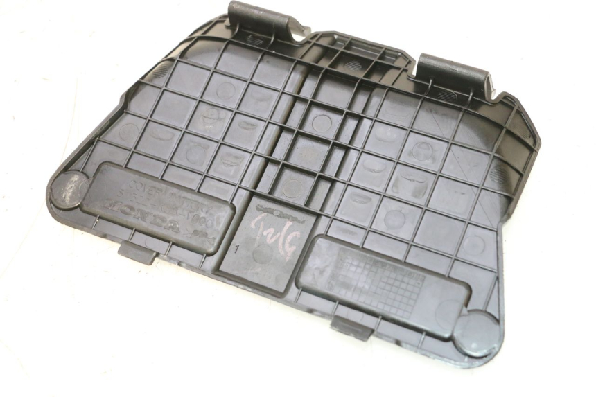 photo de TAPA BATERIA HONDA PCX (JF57/JF64) 125 (2014 - 2018) - Zoom estado de uso