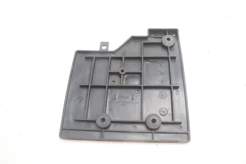 photo de TAPA BATERIA LAZIO RENO 50 (2016 - 2021) - Otra perspectiva