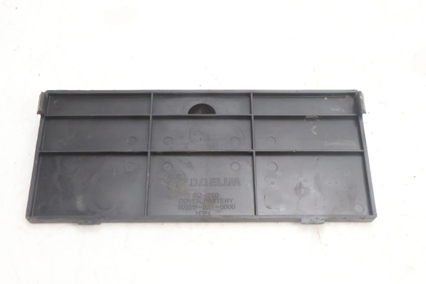 photo de TAPA BATERIA DAELIM S2 125 (2006 - 2007) - Detalle de la pieza