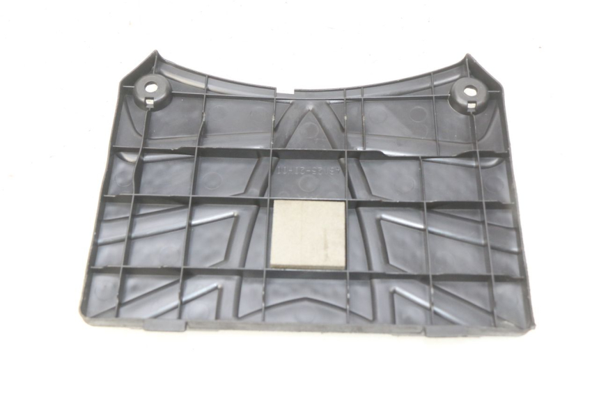 photo de TAPA BATERIA SUZUKI SIXTEEN 125 (2008 - 2010) - Detalle de la pieza