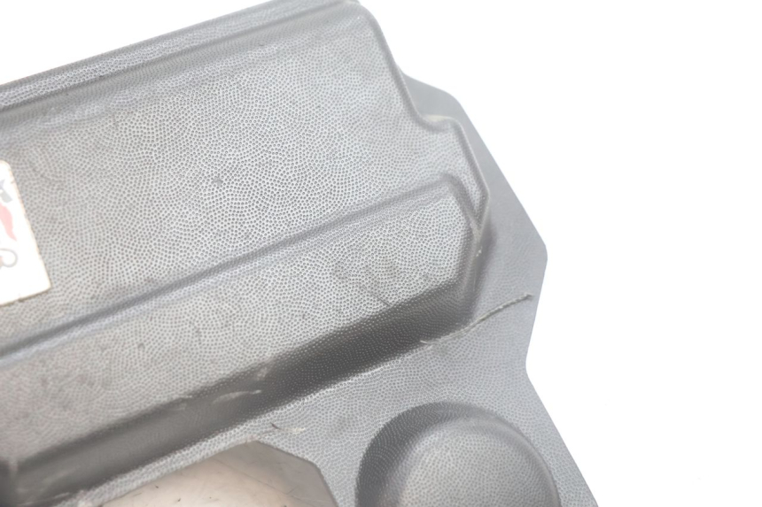 photo de TAPA DE BATERÍA APRILIA SR 2T 50 (2012 - 2017) - Zoom estado de uso