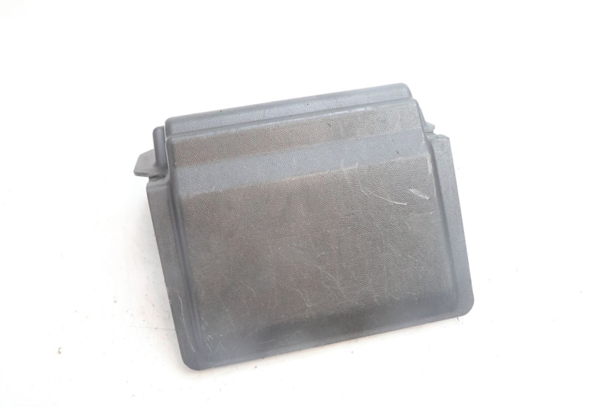 photo de TAPA DE BATERÍA APRILIA SR 2T 50 (2012 - 2017) - Primer plano técnico