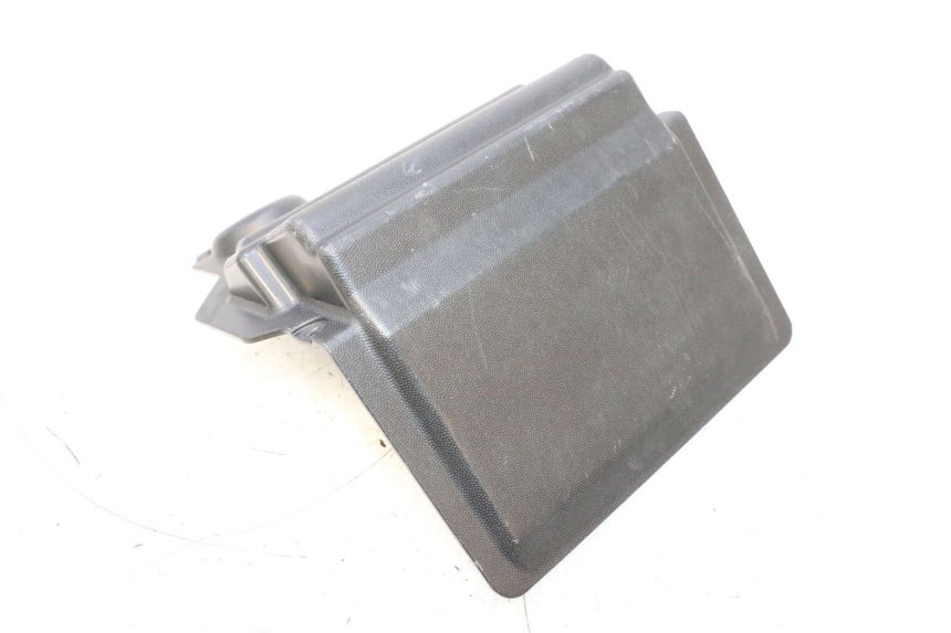 photo de TAPA BATERIA APRILIA SR MOTARD 50 (2012 - 2018) - Detalle de la pieza