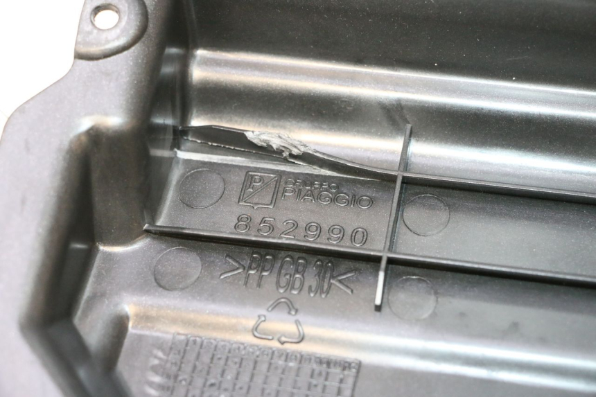 photo de TAPA BATERIA APRILIA SR MOTARD 50 (2012 - 2018) - Primer plano técnico