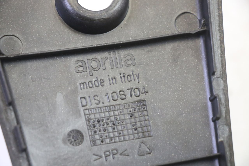 photo de TAPA BATERIA APRILIA SR R 2T LC 50 (2018 - 2021) - Primer plano técnico
