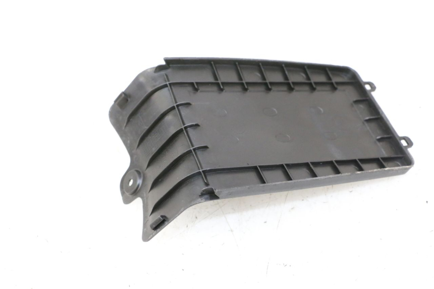 photo de TAPA BATERIA PEUGEOT STREETZONE I NAKED 2T 50 (2018 - 2020) - Detalle de la pieza