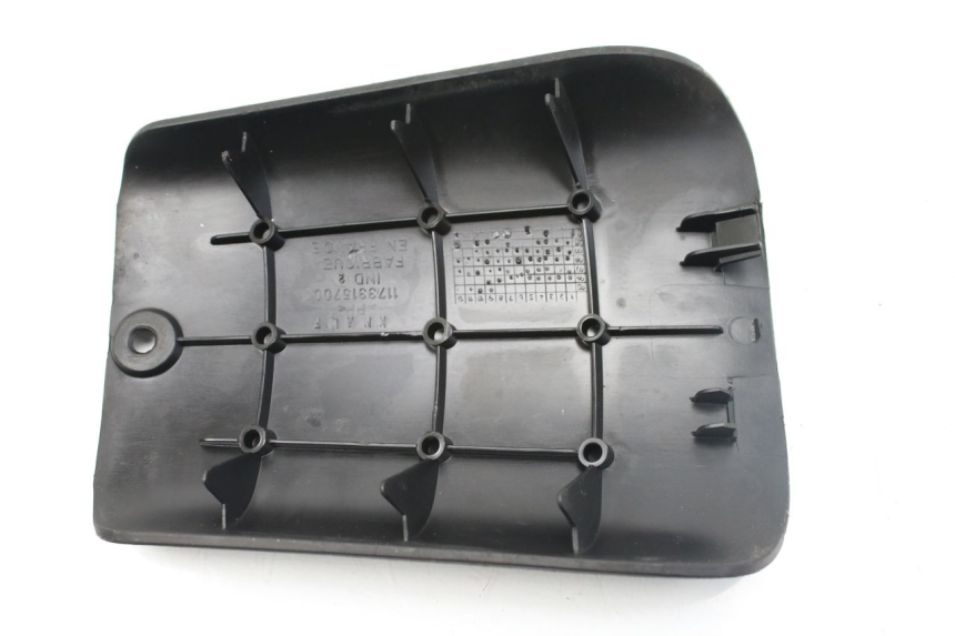 photo de TAPA DE LA BATERíA PEUGEOT TKR TREKKER FURIOUS 50 (2005 - 2014) - Detalle de la pieza