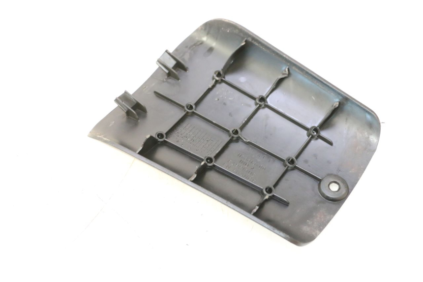 photo de TAPA BATERIA PEUGEOT TREKKER TKR 50 (2005 - 2014) - Detalle de la pieza