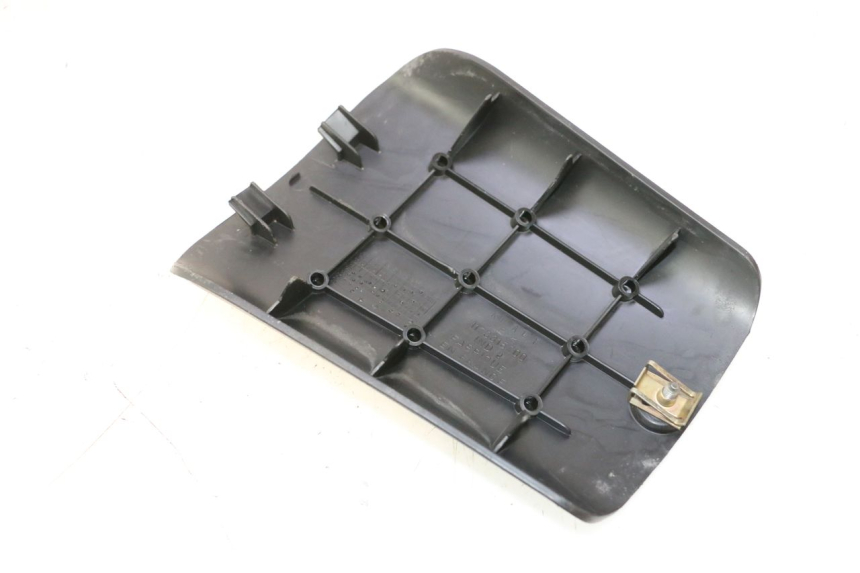 photo de TAPA BATERIA PEUGEOT TREKKER 50 (1995 - 2004) - Detalle de la pieza