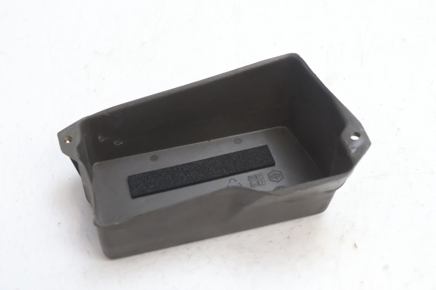photo de TAPA BATERIA PIAGGIO TYPHOON 50 (2000 - 2009) - Primer plano técnico