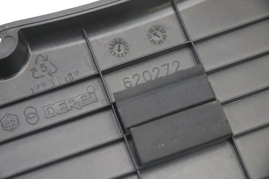 photo de TAPA DE BATERÍA PIAGGIO XEVO - X EVO 125 (2007 - 2017) - Primer plano técnico