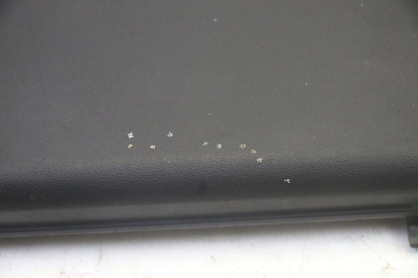 photo de TAPA DE BATERÍA PIAGGIO XEVO - X EVO 125 (2007 - 2017) - Zoom estado de uso