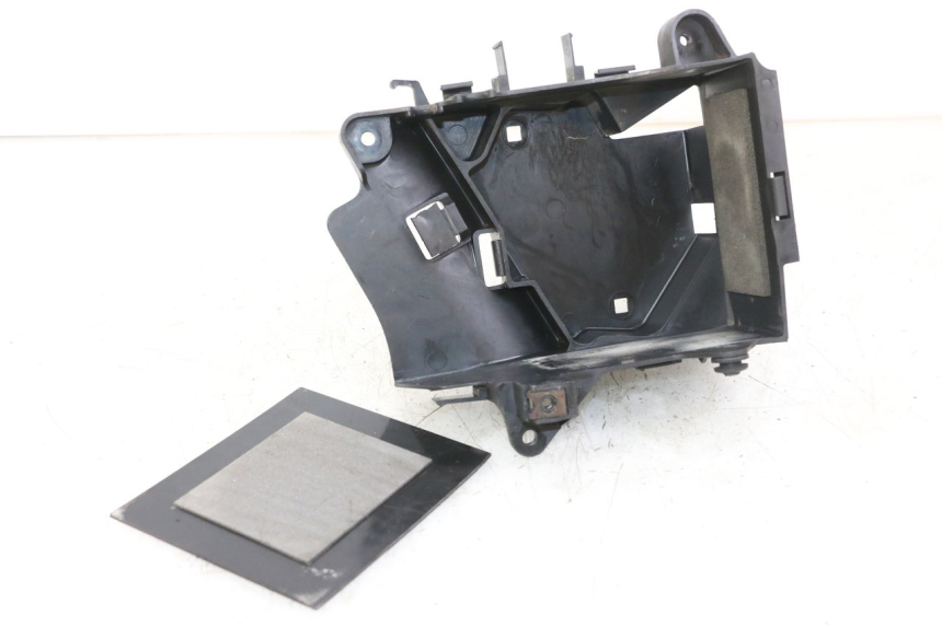 photo de TAPA BATERIA YAMAHA XVS DRAG STAR DRAGSTAR 650 (1997 - 2007) - Primer plano técnico