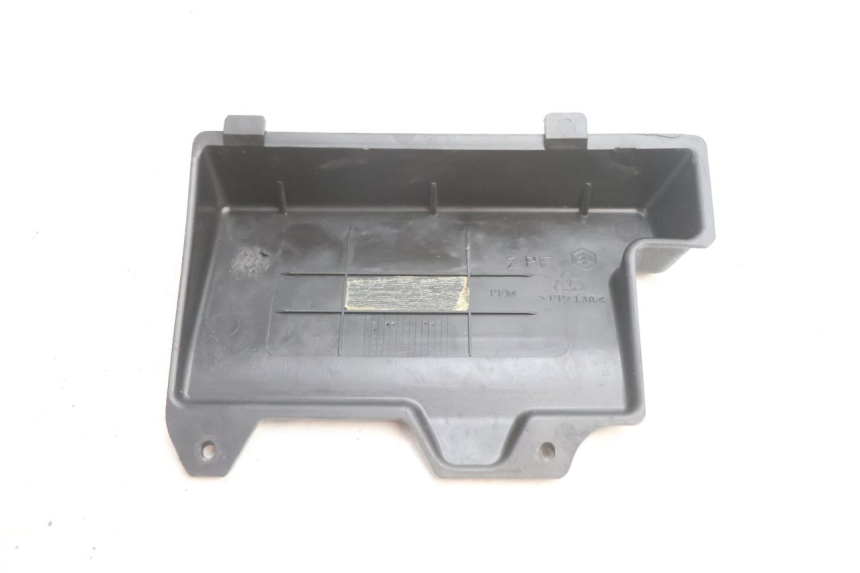 photo de TAPA DE BATERÍA PIAGGIO ZIP 4T 50 (2018 - 2020) - Primer plano técnico