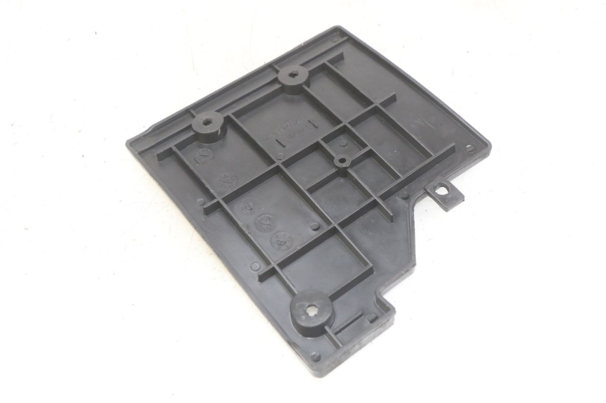 photo de TAPA DE BATERÍA UNIVERSAL BIKE ZN50QT-11B 50 (2018 - 2021) - Detalle de la pieza