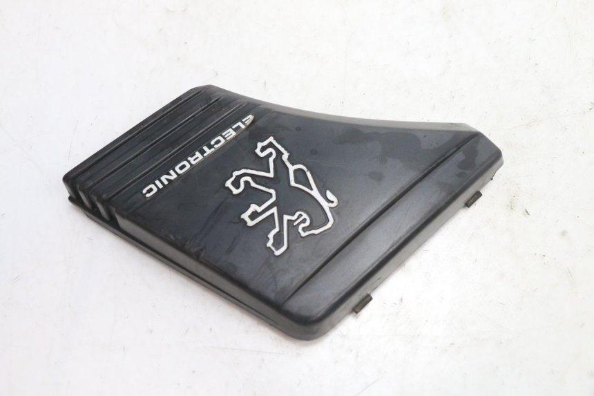 photo de TAPA BASTIDOR DERECHA PEUGEOT 103 SPX CLIP 50 (1989 - 1992) - Detalle de la pieza