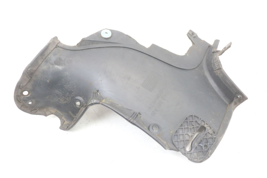 photo de TAPA CHASIS LATERAL DERECHO BMW C1 125 (2000 - 2003) - Primer plano técnico
