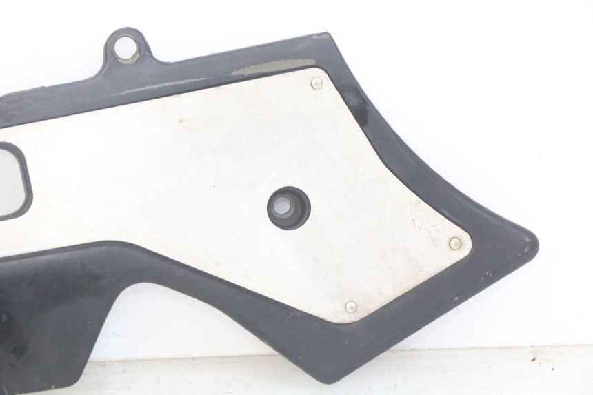 photo de CUBIERTA CHASIS LATERAL DERECHO HONDA CBR F SC25 1000 (1989 - 1992) - Primer plano técnico