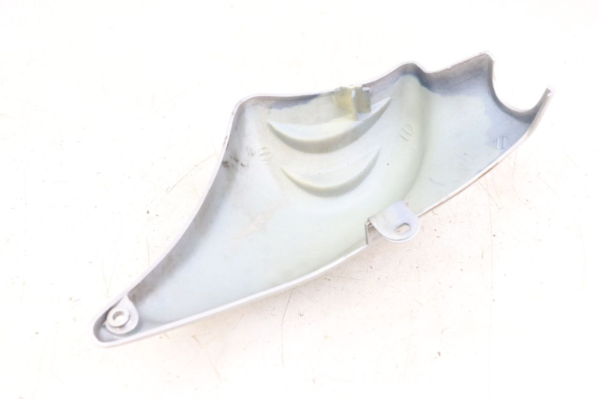 photo de Cubierta lateral del chasis derecho HYOSUNG GF 125 (2001 - 2005) - Primer plano técnico