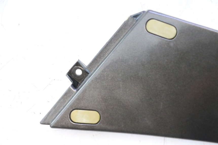 photo de TAPA BASTIDOR DERECHA KAWASAKI GPX F ZX750F 750 (1986 - 1990) - Primer plano técnico