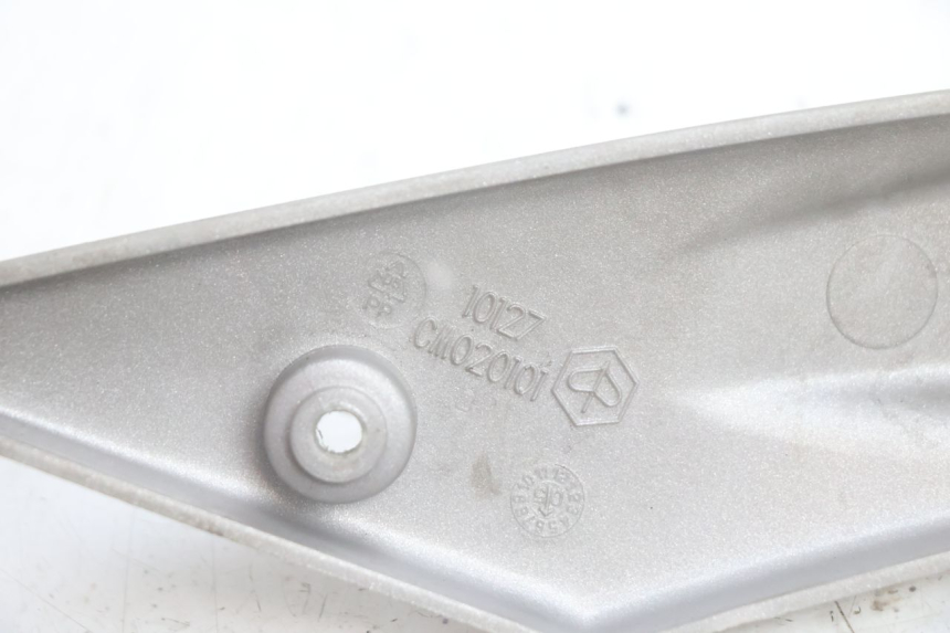photo de TAPA BASTIDOR DERECHA PIAGGIO LIBERTY 125 (1998 - 2008) - Detalles de los puntos de fijación