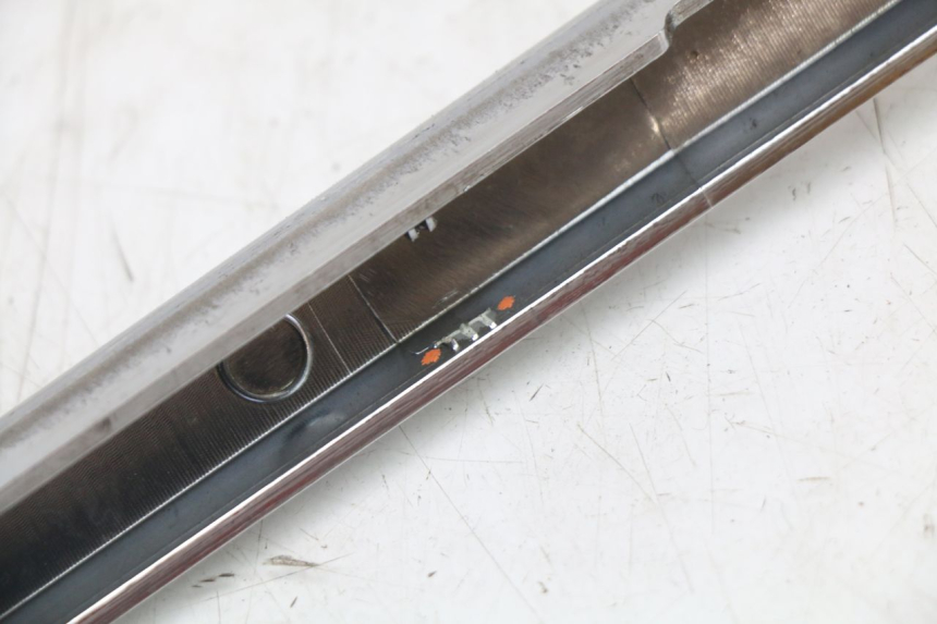 photo de TAPA BASTIDOR DERECHA PEUGEOT DJANGO 125 (2014 - 2017) - Marcados y referencias originales