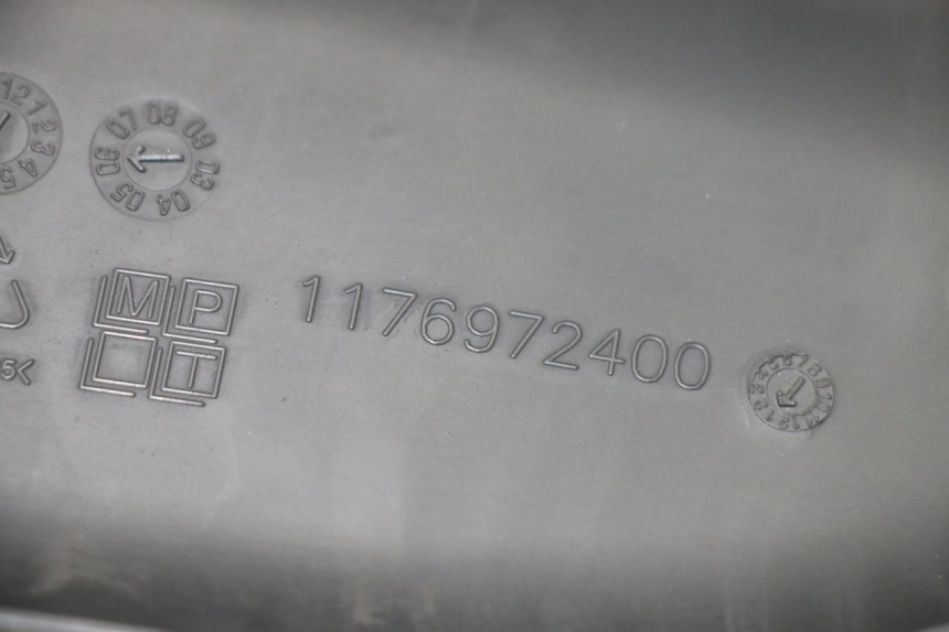 photo de TAPA BASTIDOR DERECHA PEUGEOT SATELIS COMPRESSOR K15 125 (2006 - 2009) - Primer plano técnico