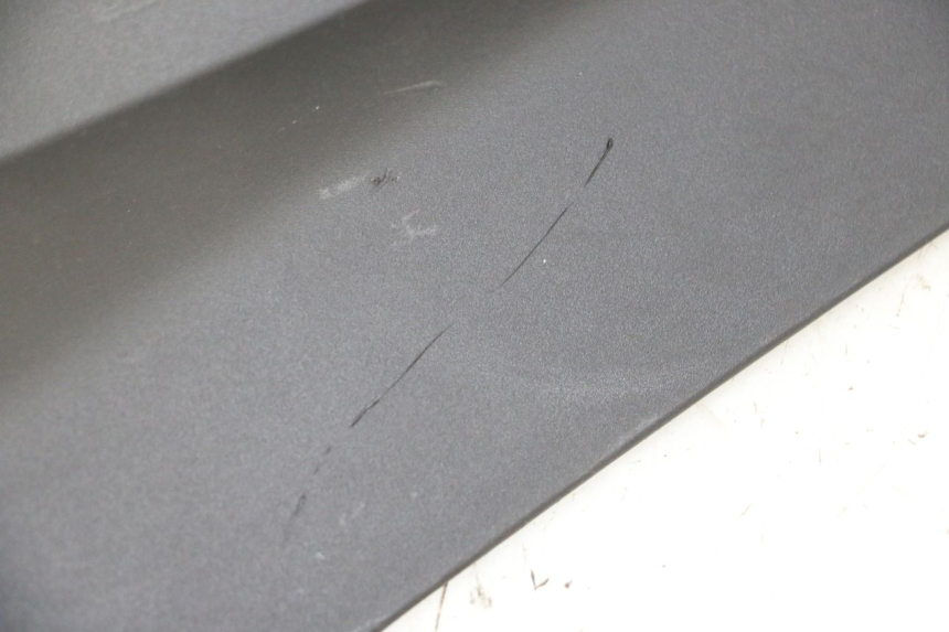 photo de TAPA BASTIDOR DERECHA YAMAHA XMAX X-MAX 125 (2021 - 2025) - Zoom estado de uso