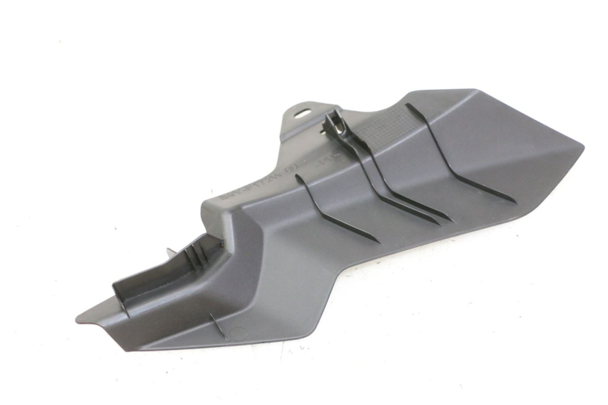 photo de TAPA BASTIDOR DERECHA YAMAHA XMAX X-MAX 125 (2021 - 2025) - Primer plano técnico