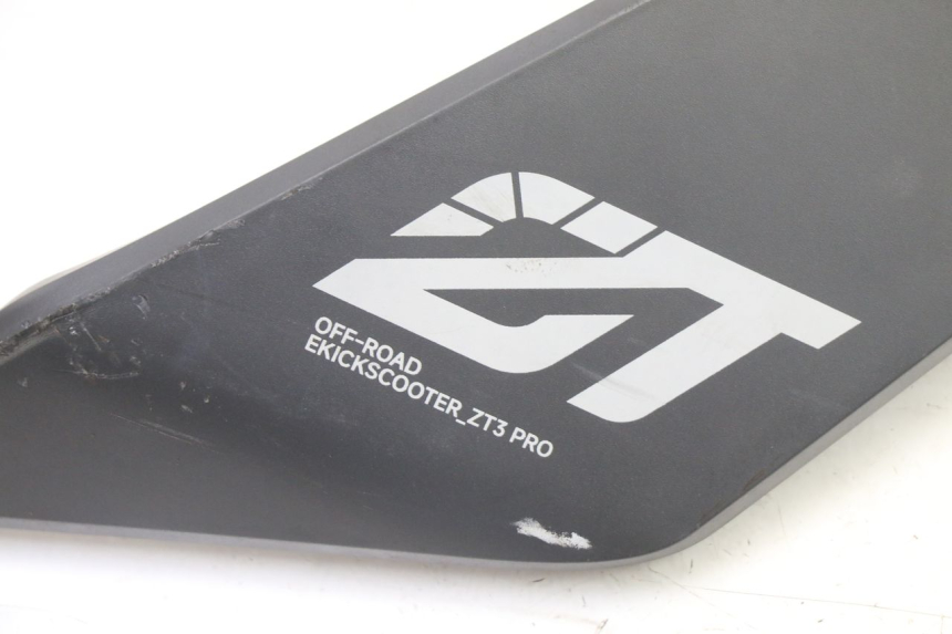 photo de TAPA BASTIDOR DERECHA SEGWAY NINEBOT ZT3 PRO 1 - Zoom estado de uso