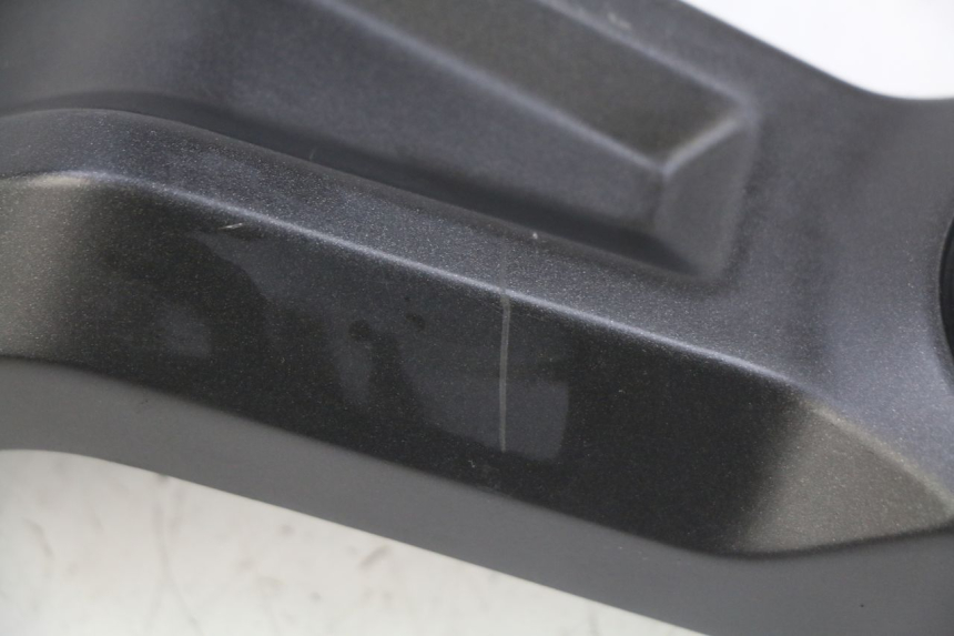 photo de TAPA CHASIS LATERAL IZQUIERDO YAMAHA MT-07 MT07 700 (2018 - 2020) - Primer plano técnico