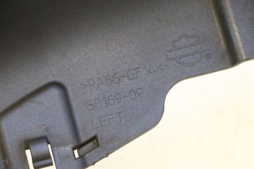 photo de TAPA BASTIDOR IZQUIERDA HARLEY DAVIDSON ROAD GLIDE FLTRXSE 1920 (2018 - 2022) - Detalle de la pieza