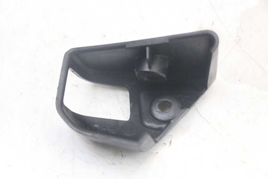 photo de TAPA CHASIS LATERAL IZQUIERDO PEUGEOT SPEEDFIGHT 100 (1997 - 2007) - Primer plano técnico