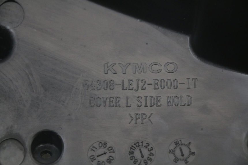photo de TAPA BASTIDOR IZQUIERDA KYMCO SUPER 8 125 (2008 - 2015) - Primer plano técnico