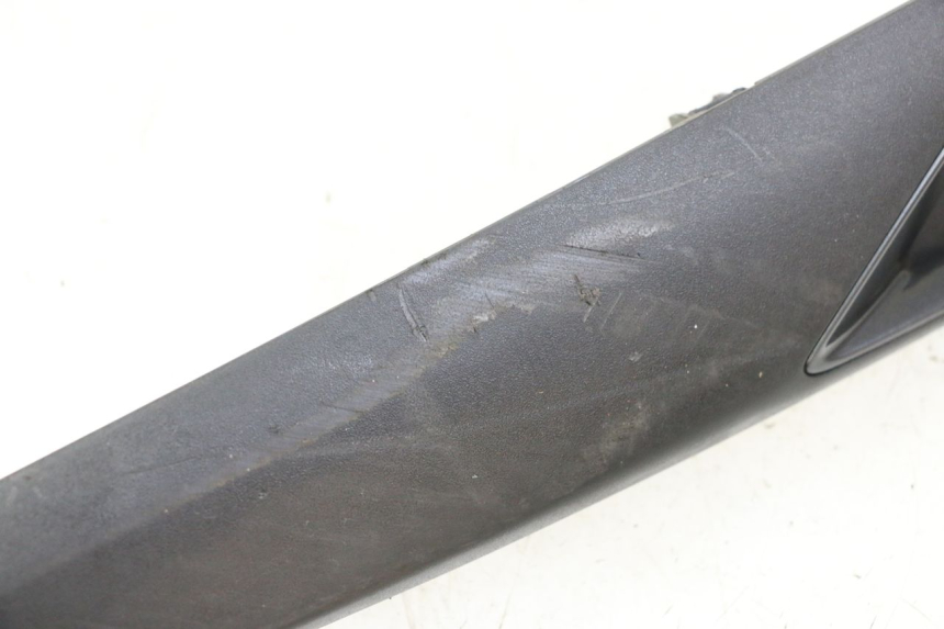 photo de TAPA BASTIDOR IZQUIERDA APRILIA SXR 50 (2021 - 2023) - Detalle de la pieza