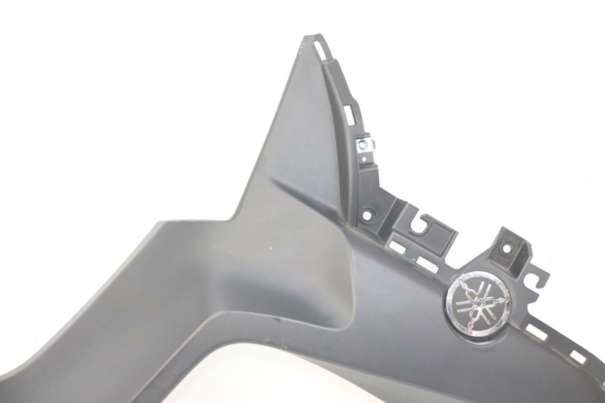 photo de CUBIERTA CHASIS LATERAL IZQUIERDO YAMAHA XMAX X-MAX ABS 125 (2017 - 2020) - Primer plano de alta resolución