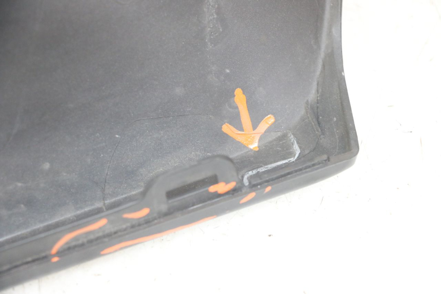 photo de CUBIERTA CHASIS LATERAL IZQUIERDO YAMAHA XMAX X-MAX ABS 125 (2017 - 2020) - Primer plano técnico