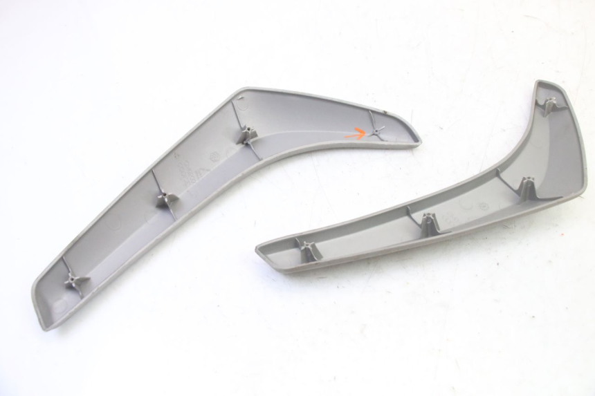 photo de TAPA BASTIDOR PIAGGIO LIBERTY 4T 50 (2009 - 2015) - Detalles de los puntos de fijación