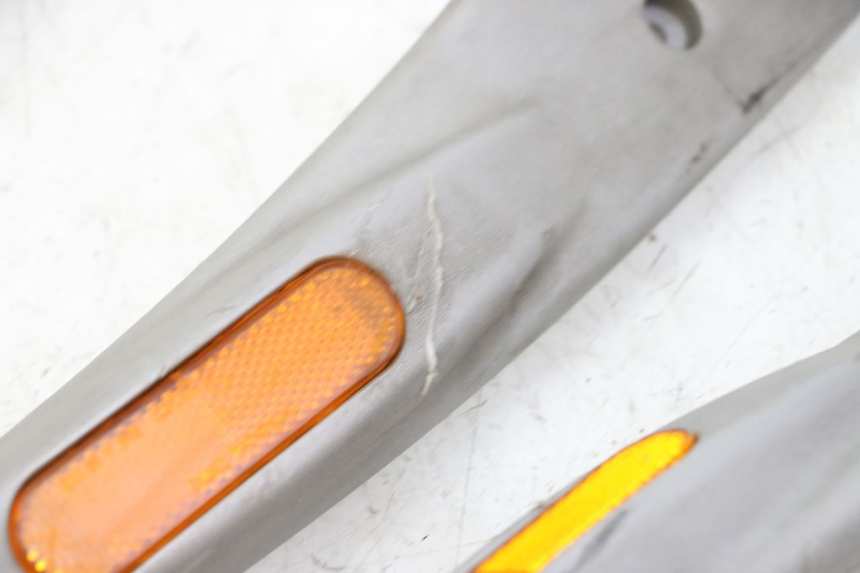 photo de TAPA BASTIDOR PIAGGIO LIBERTY 125 (1998 - 2008) - Detalles de los puntos de fijación