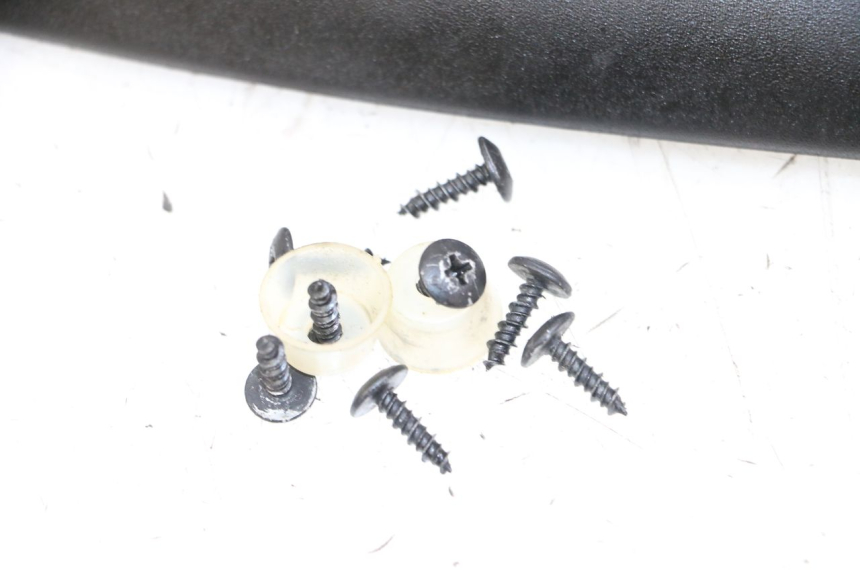 photo de TAPA BASTIDOR PIAGGIO BEVERLY 125 (1998 - 2005) - Detalles de los puntos de fijación