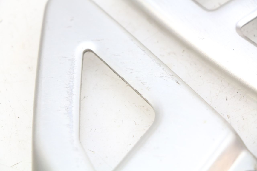 photo de CUBIERTA CHASIS LATERAL SUZUKI SV N 650 (1999 - 2002) - Primer plano técnico