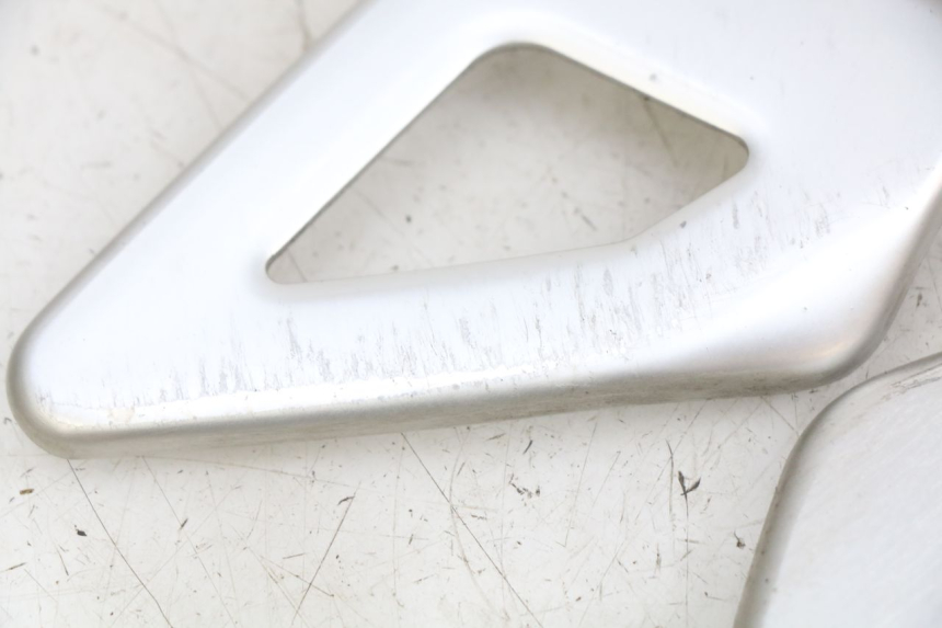 photo de CUBIERTA CHASIS LATERAL SUZUKI SV N 650 (1999 - 2002) - Otra perspectiva